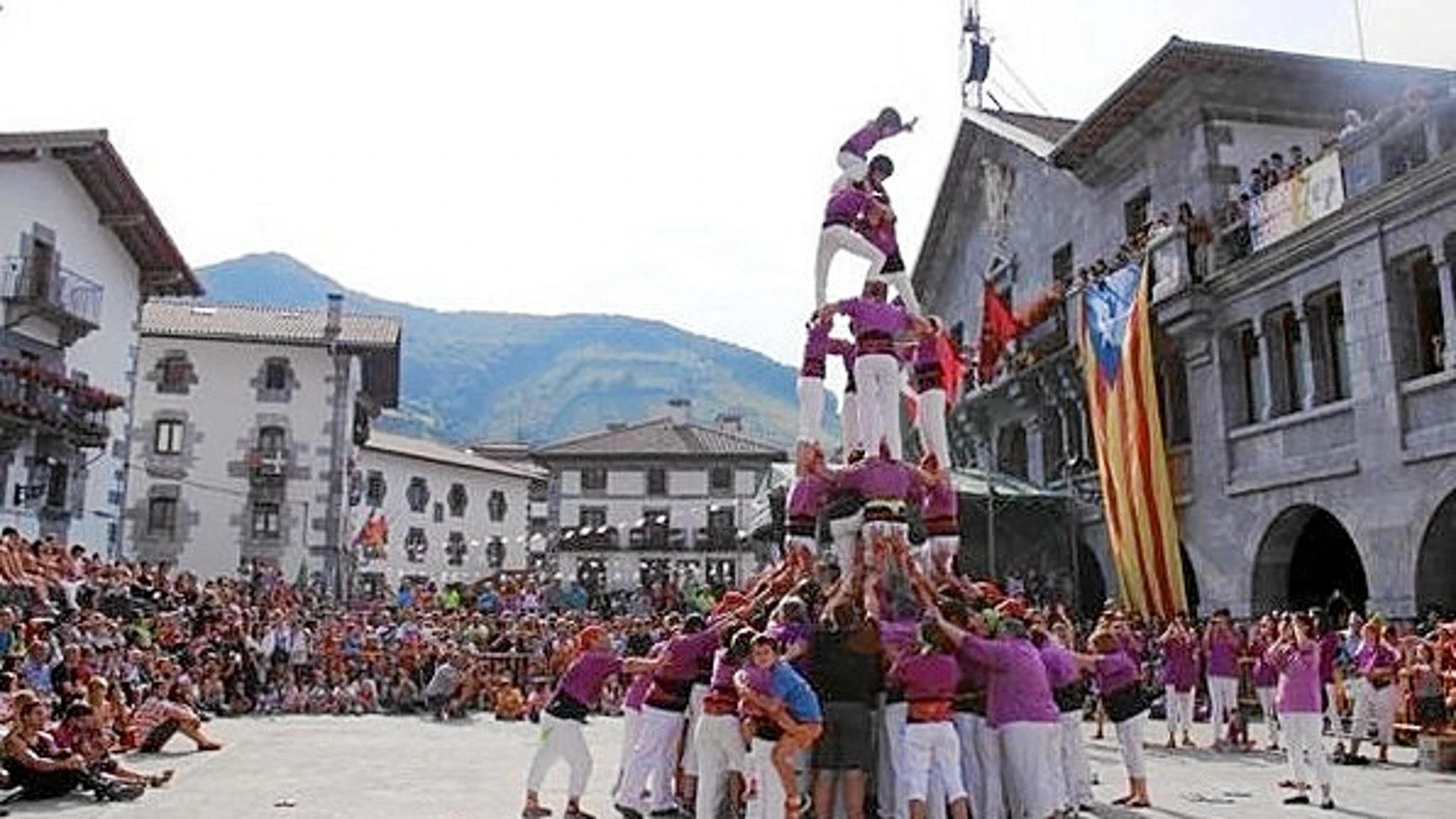 Una gran estelada colocada en la fachada del Consistorio de Leiza presidió los actos del Independentzia Eguna