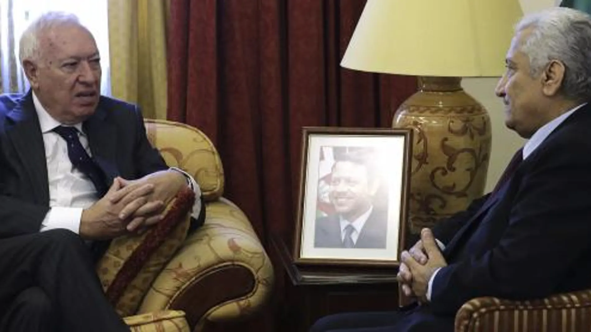 El ministro español de Asuntos Exteriores, José Manuel García-Margallo (i), conversa con el primer ministro y titular de Defensa jordano, Abdullah Ensour (d), durante una reunión que han mantenido hoy en Ammán.