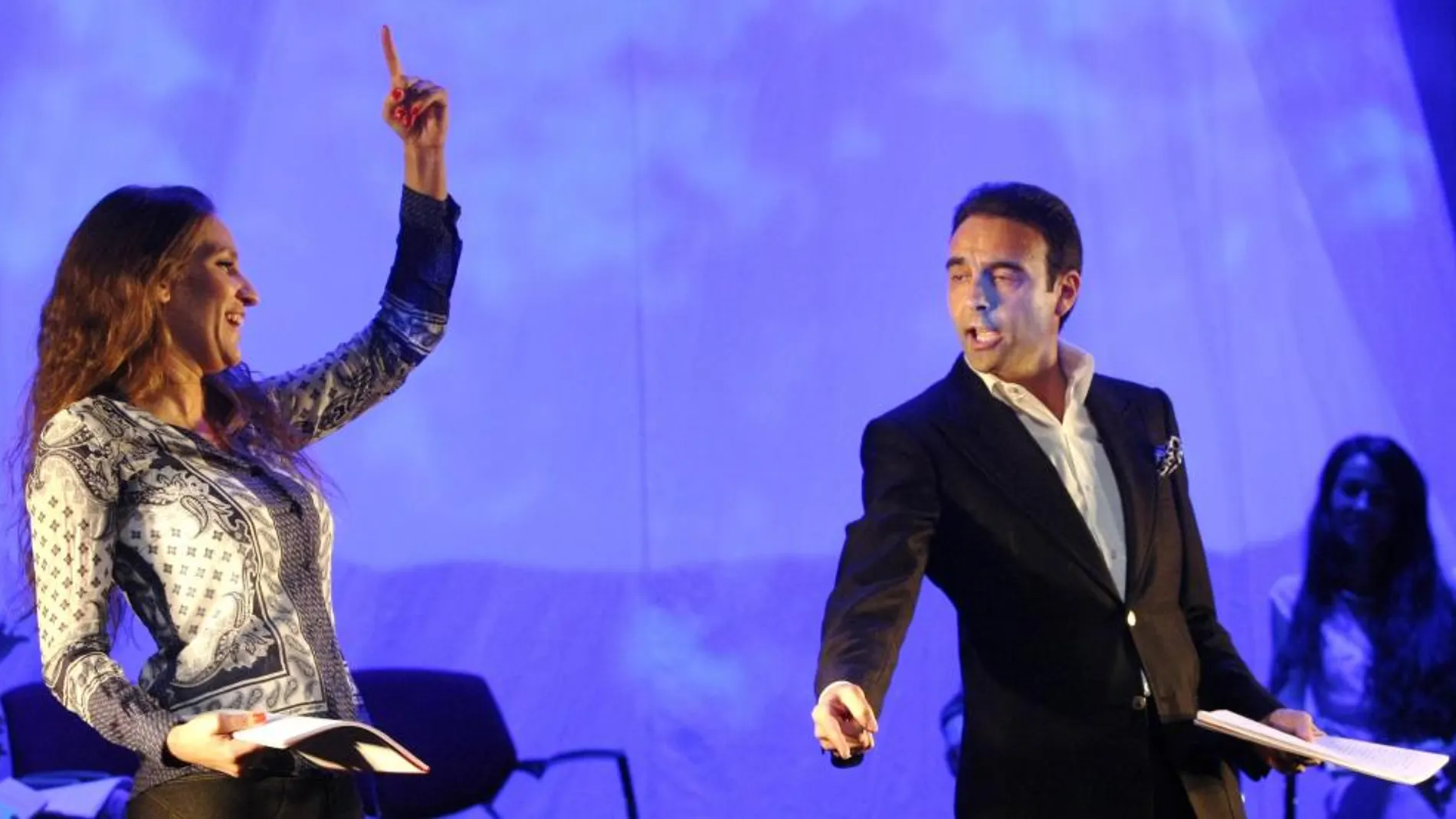 Enrique Ponce, junto a la cantaora María Toledo, durante el ensayo previo a la lectura dramatizada