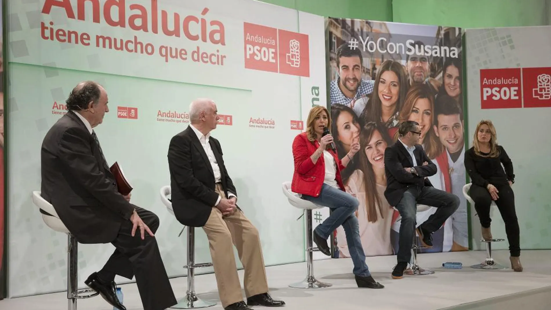 La presidenta de la Junta de Andalucía y candidata a la reelección, Susana Díaz (c), interviene junto al consejero de Turismo, Educación, Comercio y Deportes, Luciano Alonso (2i)