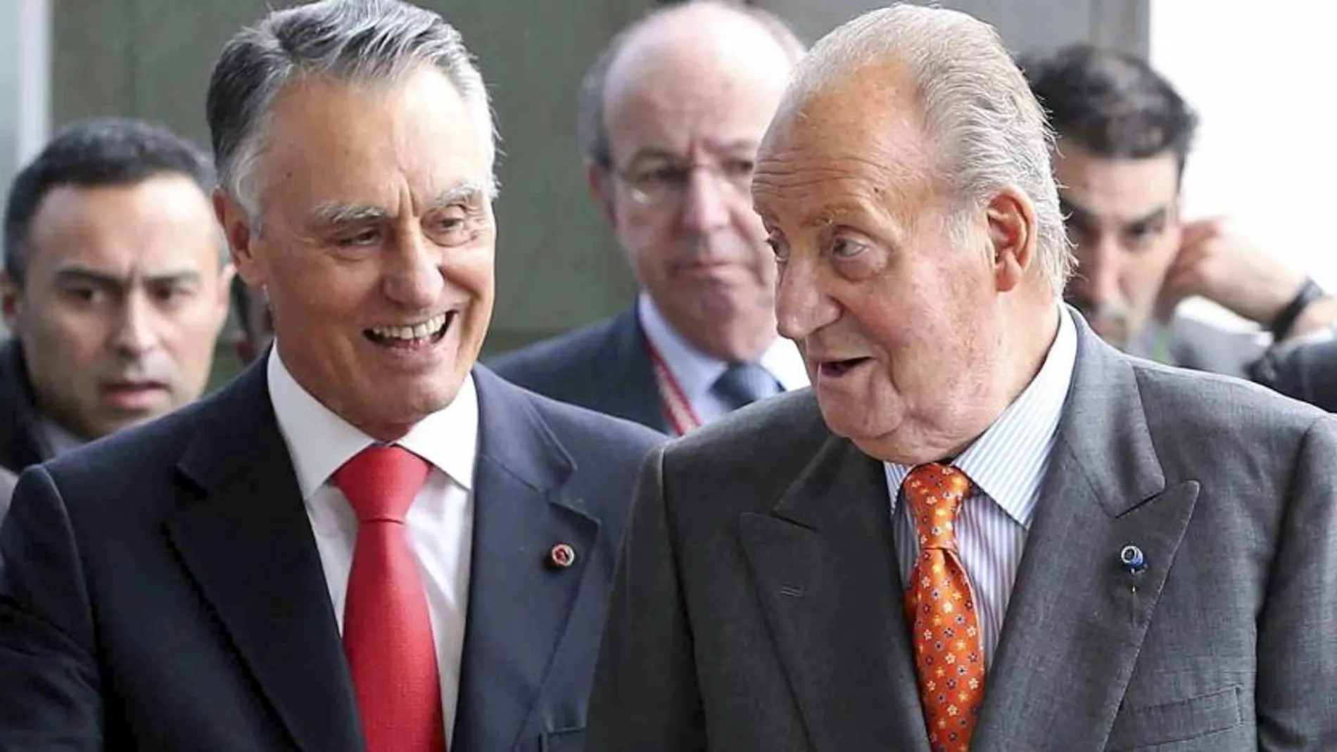 El Rey llega acompañado del presidente de Portugal, Aníbal Cavaco Silva, a la Fundación para la Innovación Tecnológica Cotec en Lisboa (Portugal