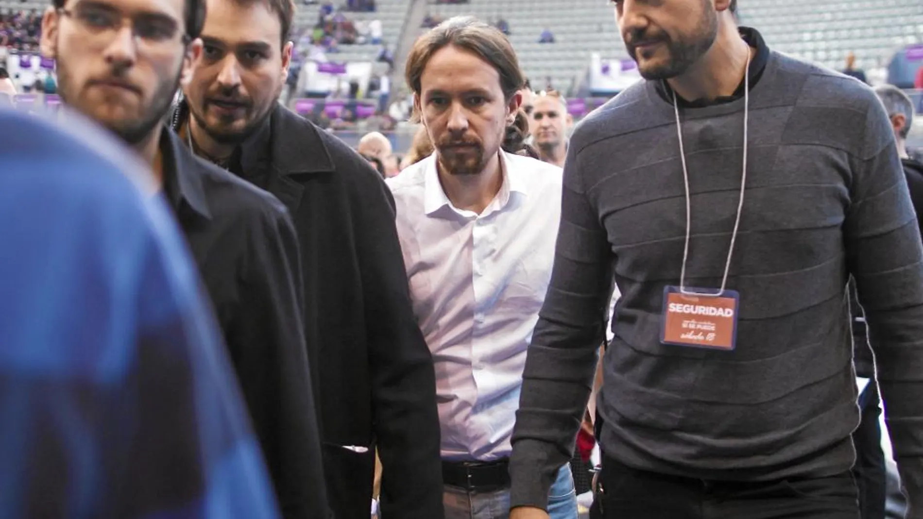 El líder de Podemos fue escoltado por seis miembros de seguridad en la asamblea de su partido en octubre