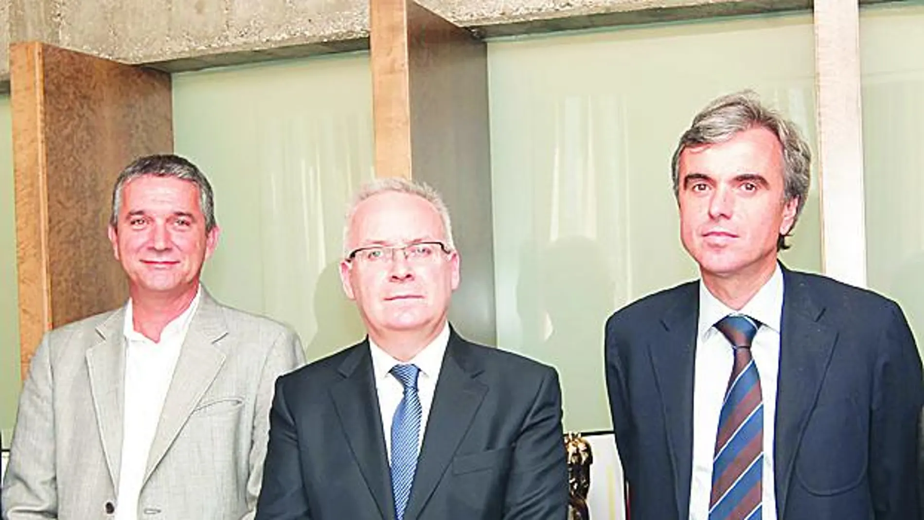 El presidente de la CCMA, Bauli Duart, secundado por Eugeni Sallent y Fèlix Riera, directores de TVC y Catalunya Ràdio