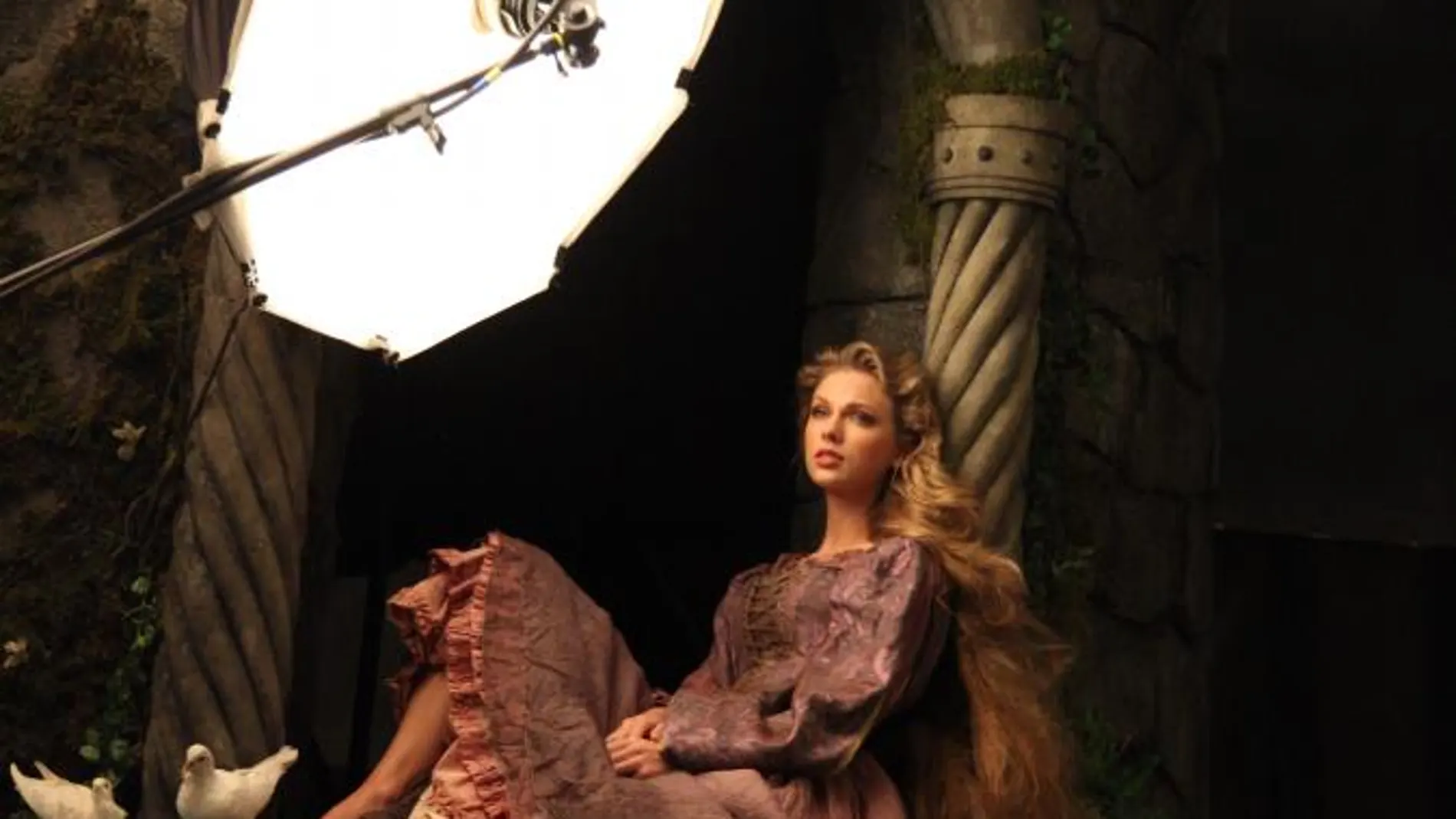Taylor Swift inspirada en Rapunzel fotografiada por Annie Leibovitz. Esta imagen aparecerá en "Vanity Fair,""InStyle"y "People .