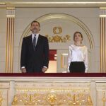 Los Reyes en el palco de Teatro Real acompañados por Gregorio Marañón y Beltran de Lis, presidente del Teatro Real e Ignacio García Belenguer, director general del Teatro Real