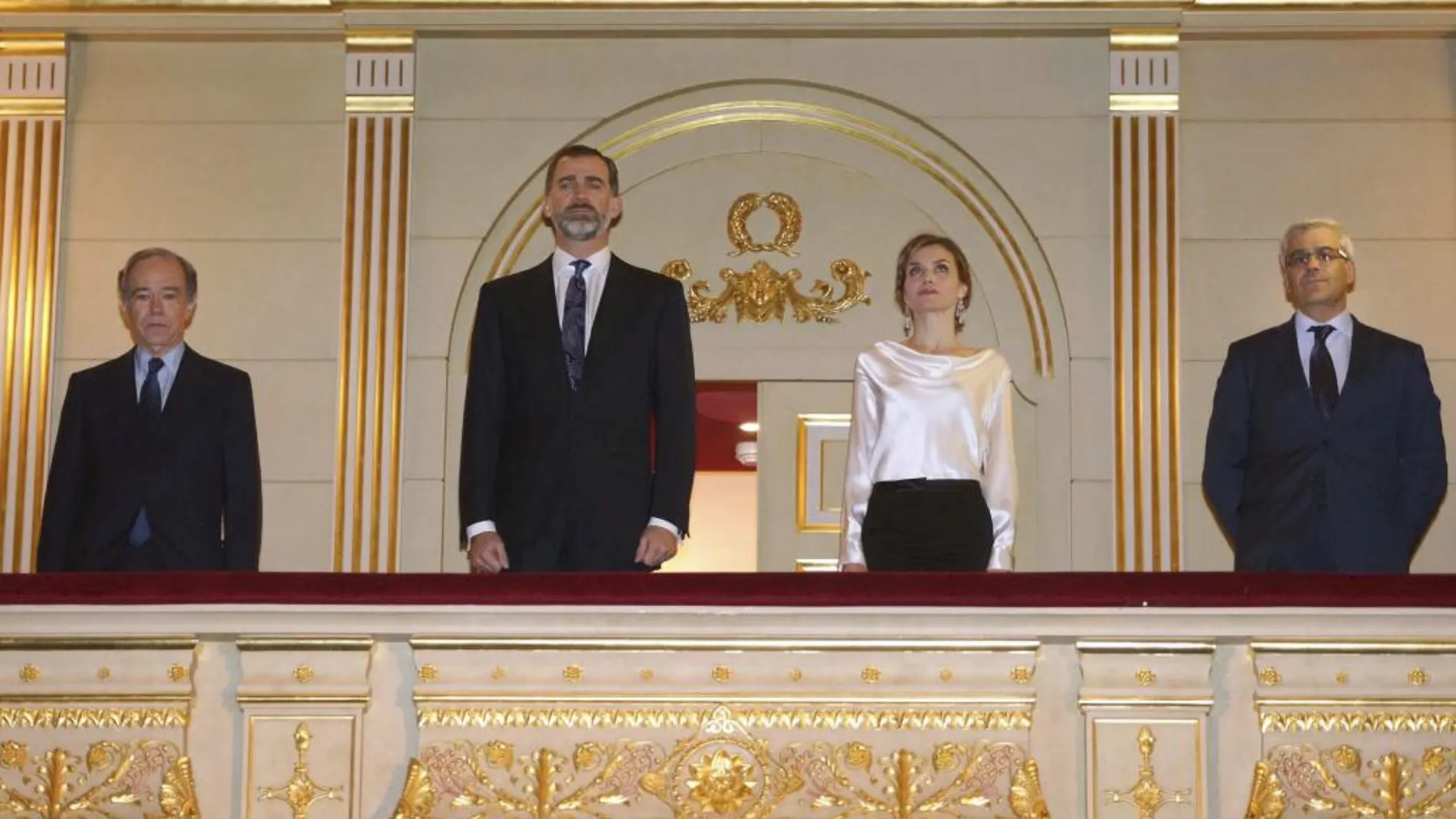 Los Reyes en el palco de Teatro Real acompañados por Gregorio Marañón y Beltran de Lis, presidente del Teatro Real e Ignacio García Belenguer, director general del Teatro Real