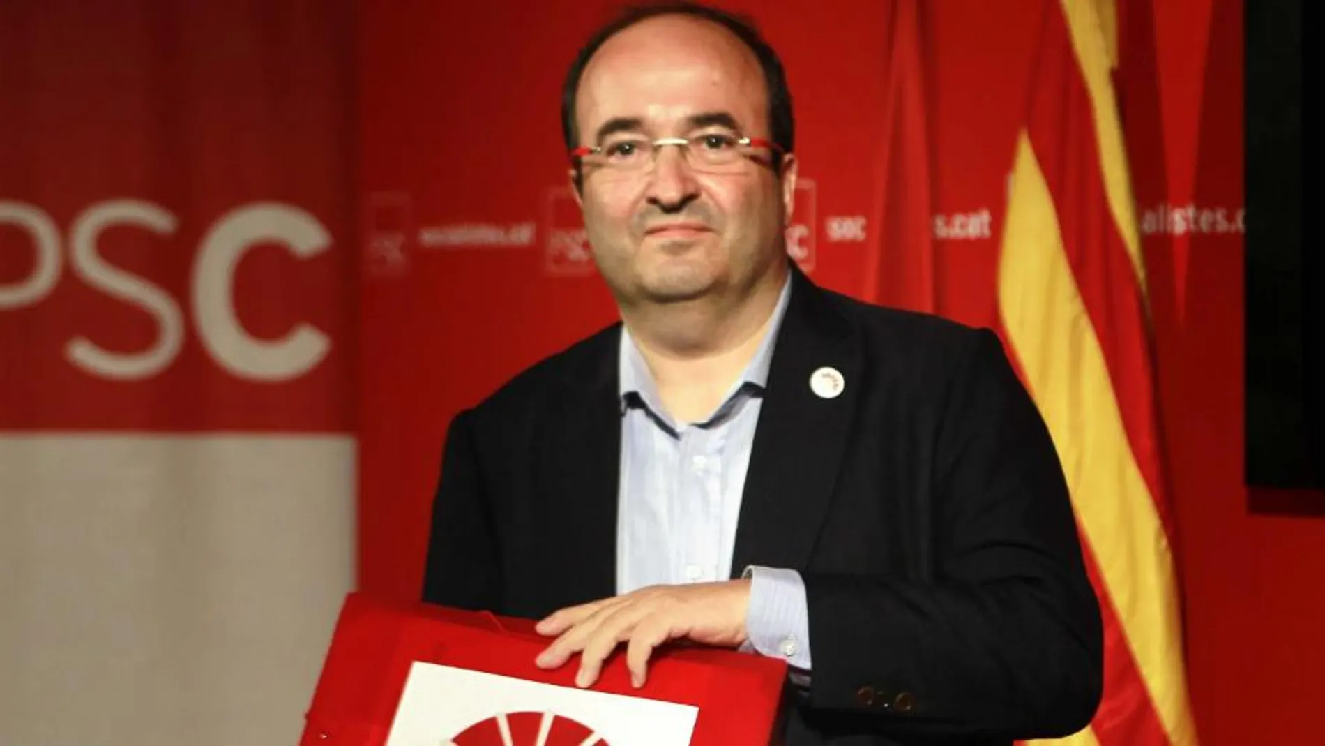 Miquel Iceta, en la sede del PSC, donde ha entregado hoy a la Autoridad Electoral del partido los 4.321 avales a su candidatura a liderar el partido.