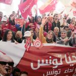 Seguidores de Beji Caid Essebsi, favorito de las elecciones de mañana