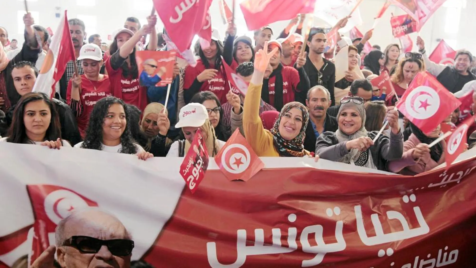 Seguidores de Beji Caid Essebsi, favorito de las elecciones de mañana