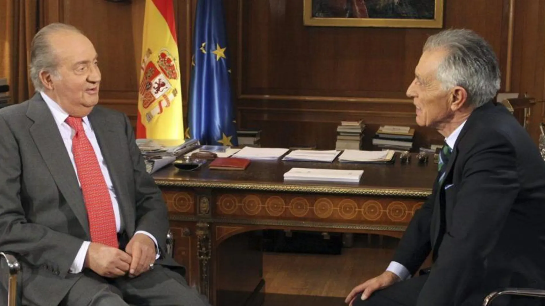 Fotografía facilitada por la Casa de SS.MM el Rey que muestra a don Juan Carlos siendo entrevistado por el veterano periodista Jesús Hermida, con motivo del 75 aniversario del Monarca
