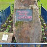 «Faxistak alde hemendik» puede leerse en el monumento