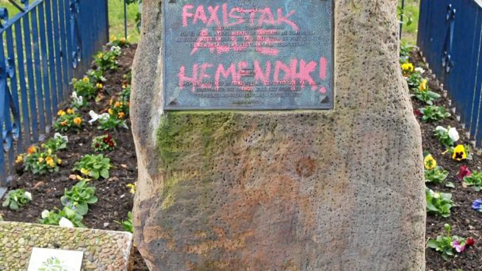 «Faxistak alde hemendik» puede leerse en el monumento