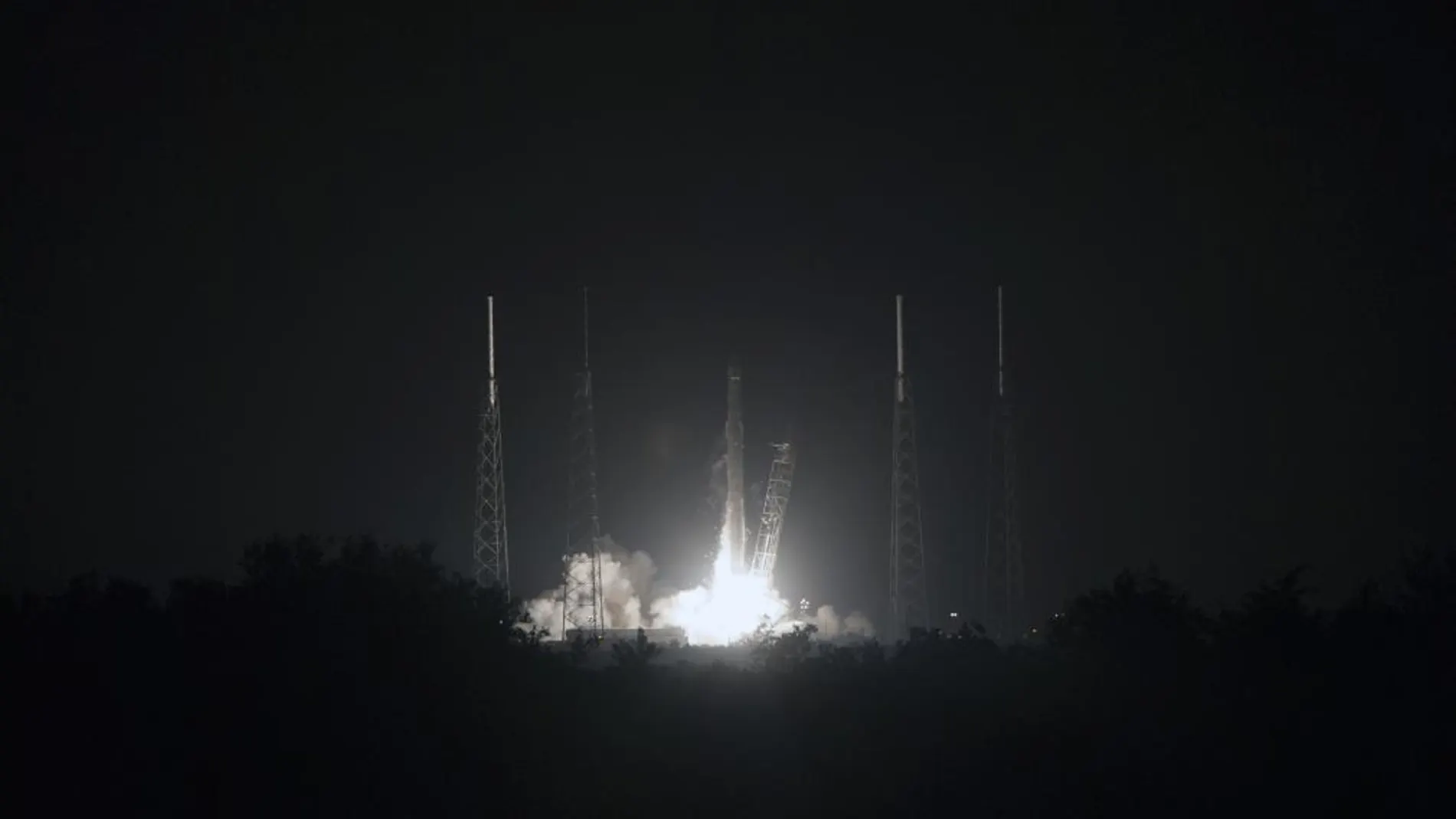 La cápsula Dragon de SpaceX despega con carga para la Estación Espacial