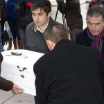 Familiares de la pequeña Miriam portan el féretro con sus restos durante el entierro celebrado hoy en la localidad onubense de La Palma del Condado, donde residía.