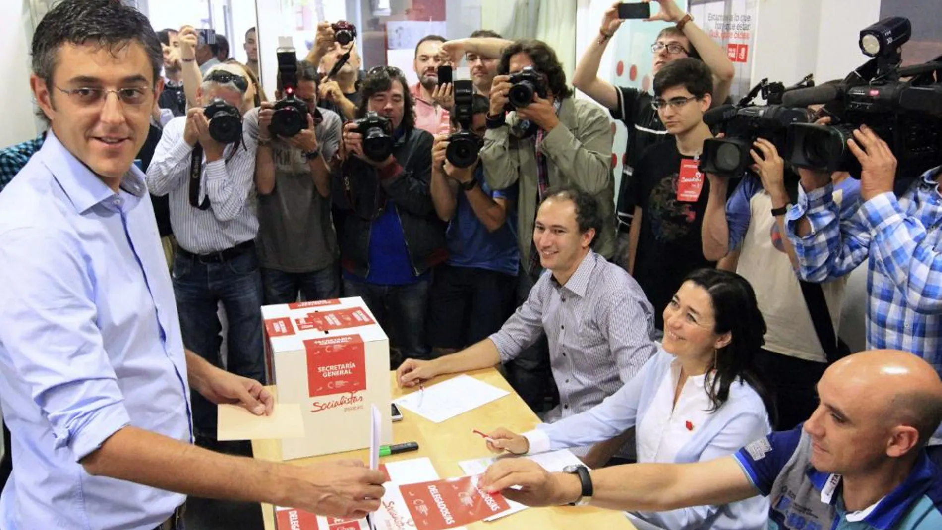 El candidato a la secretaría general del PSOE Eduardo Madina en el momento de votar en una agrupación socialista de Bilbao. EFE/LUIS TEJIDO