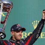 El piloto alemán de Red Bull, Sebastian Vettel, tetracampeón del mundo, posa con sus trofeos en el podio de Austin