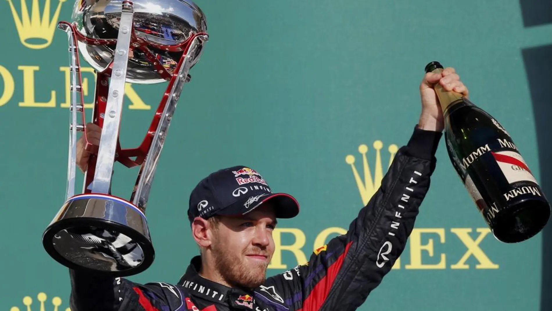 El piloto alemán de Red Bull, Sebastian Vettel, tetracampeón del mundo, posa con sus trofeos en el podio de Austin