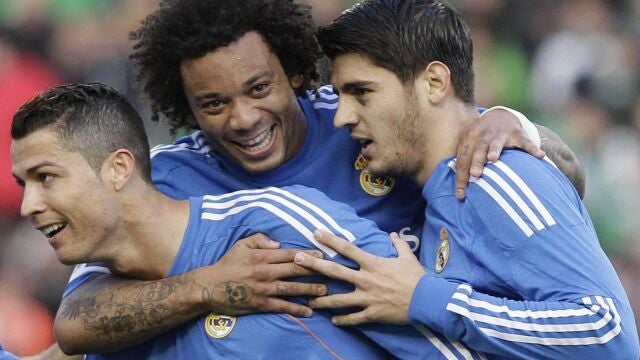 Morata celebra su tanto, el quinto de la tarde en el Benito Villamarín, junto a Marcelo y Cristiano