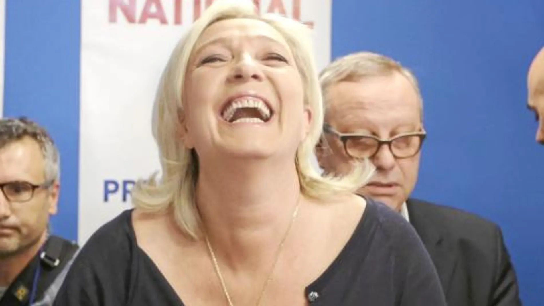 Marine Le Pen celebra la victoria de su partido, el Frente Nacional, en su sede de Nanterre, próxima a París