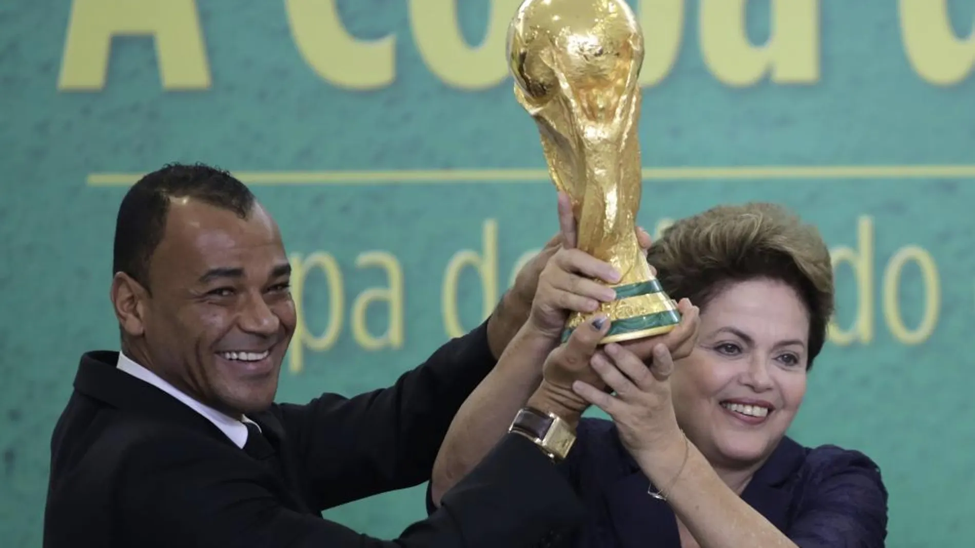 Dilma Rousseff levanta la Copa del Mundo 2014 junto a el ex jugador brasileño Cafu