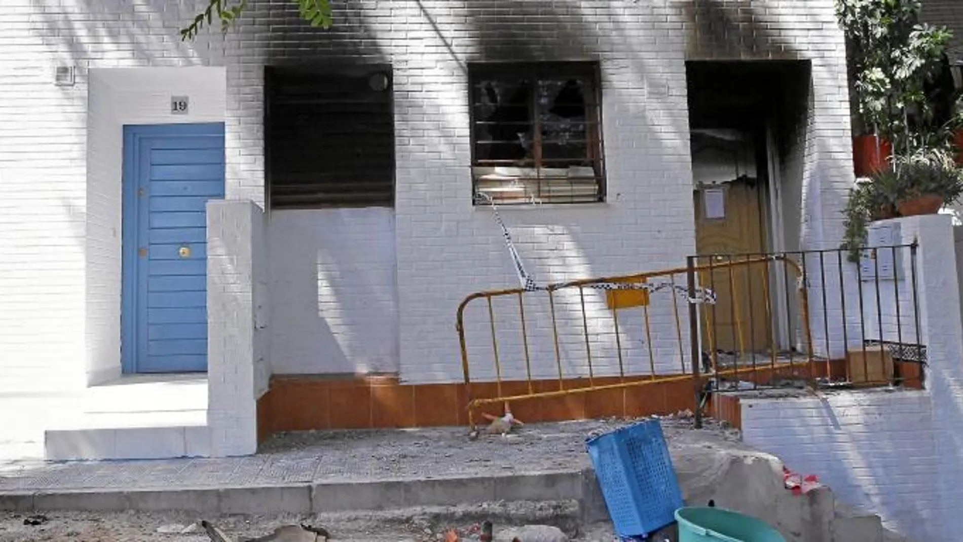 Una de las viviendas quemadas en la barriadas de los poetas de la localidad sevillana de Estepa despues de los incidentes ocurridos ayer