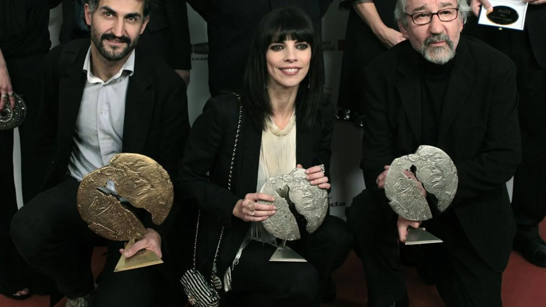 El productor Ibón Cormenzana (i), premio a la mejor película por "Blancanieves", la actriz Maribel Verdú, premio a la mejor actriz por "Blancanieves", y el actor José Sacristán, premio al mejor actor por su papel en "Madrid, 1987", tras la ceremonia de entrega de la XVIII edición de los premios Forqué. EFE/Alberto Martín