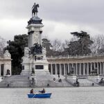 Cada año, cerca de 800.000 personas disfrutan de las barcas y de la motora del estanque del Retiro