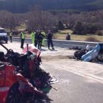 Fotografía facilitada por Emergencias del accidente ocurrido en en la N-403 (Ávila-Toledo), entre El Tiemblo (Ávila) y San Martín de Valdeiglesias