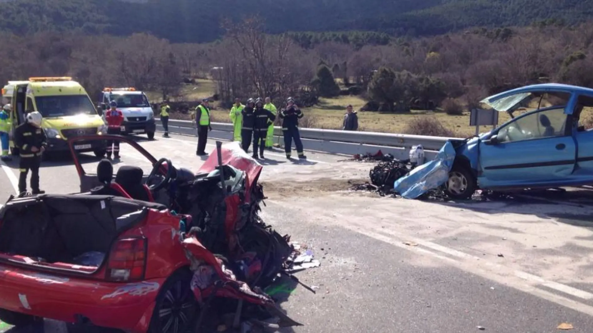 Fotografía facilitada por Emergencias del accidente ocurrido en en la N-403 (Ávila-Toledo), entre El Tiemblo (Ávila) y San Martín de Valdeiglesias