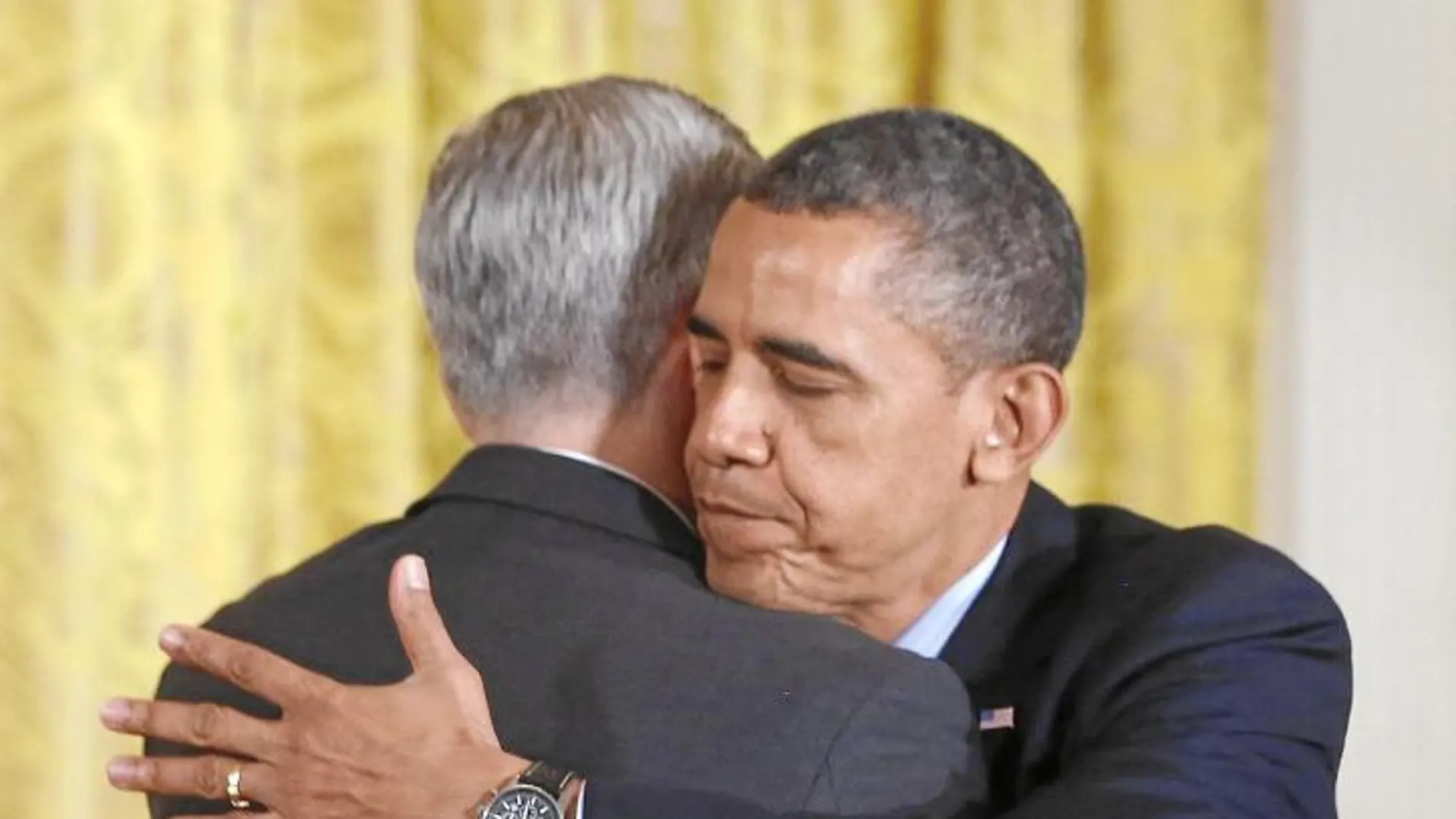 El presidente de EE UU, Barack Obama, abraza a Denis McDonough, nombrado nuevo jefe de Gabinete, ayer en la Casa Blanca