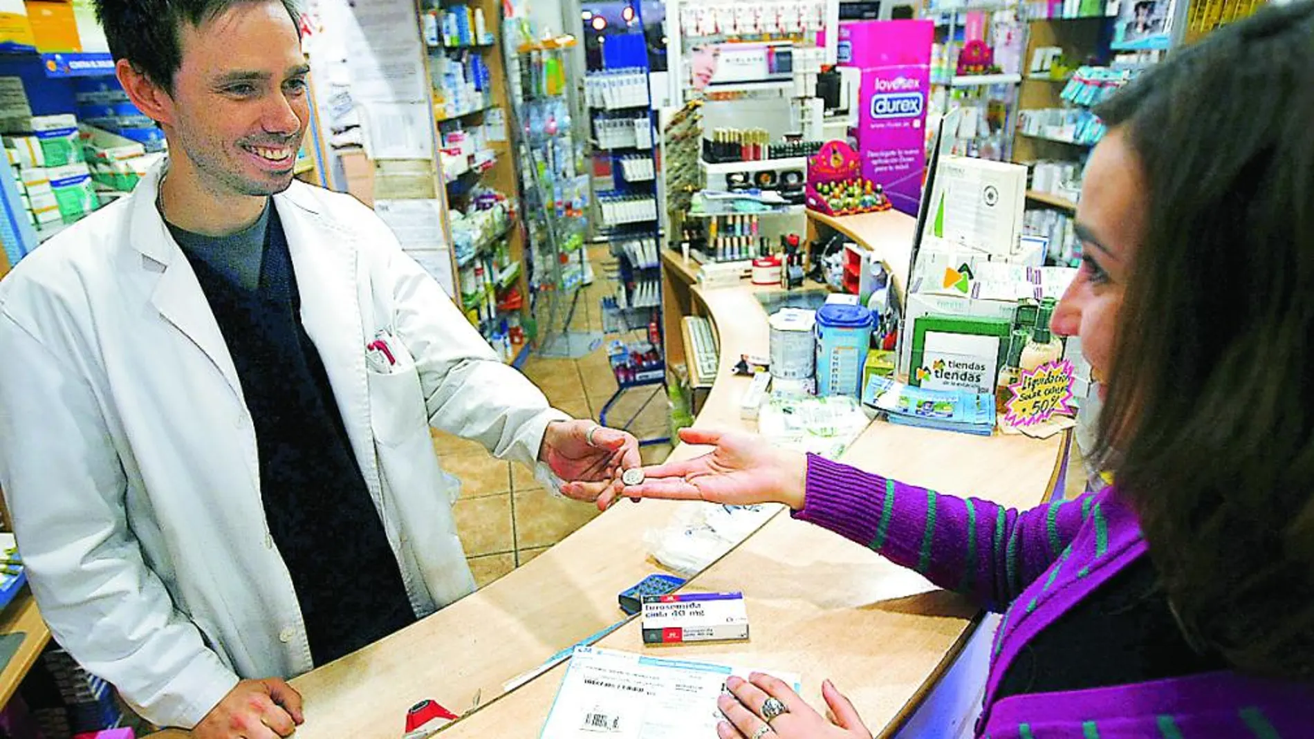 Las farmacias comenzaron ayer a cobrar la nueva tasa. Fueron, sin embargo, pocas ya que, al ser festivo, muchos pacientes de urgencias presentaban informes en lugar de recetas