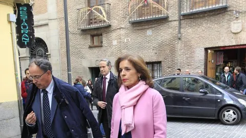 Ana Botella explica a las monjas trinitarias el hallazgo