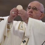 El papa Francisco oficia una misa