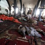 Cuerpos esparcidos por el suelo en la mezquita de Saná.