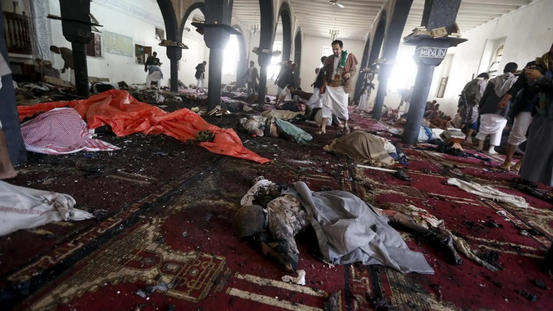 Cuerpos esparcidos por el suelo en la mezquita de Saná.