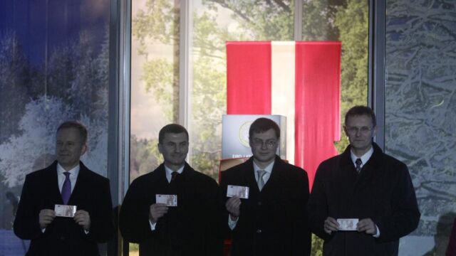 (De izda a dcha) El gobernador del Banco de Letonia, Ilmars Rimsevics; el primer ministro estonio, Andrus Ansip; el primer ministro letón, Valdis Dombrovskis; y el ministro letón de Finanzas, Andris Vilks, en la ceremonia en la que retiraron el primer billete de euro en Riga, en 2019