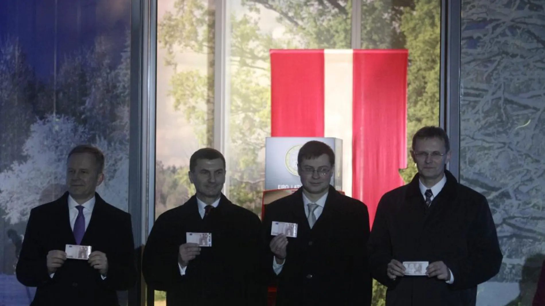 (De izda a dcha) El gobernador del Banco de Letonia, Ilmars Rimsevics; el primer ministro estonio, Andrus Ansip; el primer ministro letón, Valdis Dombrovskis; y el ministro letón de Finanzas, Andris Vilks, en la ceremonia en la que retiraron el primer billete de euro en Riga, en 2019