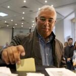 El alcalde de Lisboa, el socialista, Antonio Costa, deposita su papeleta