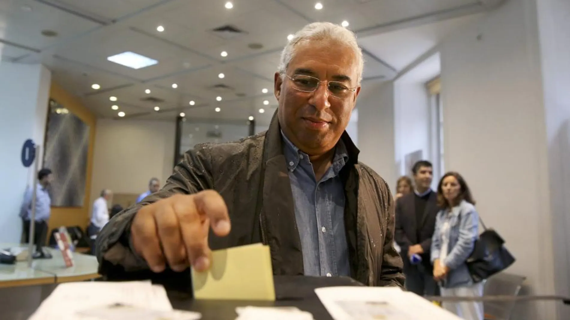 El alcalde de Lisboa, el socialista, Antonio Costa, deposita su papeleta