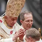  Georg, arzobispo y escudo del Papa