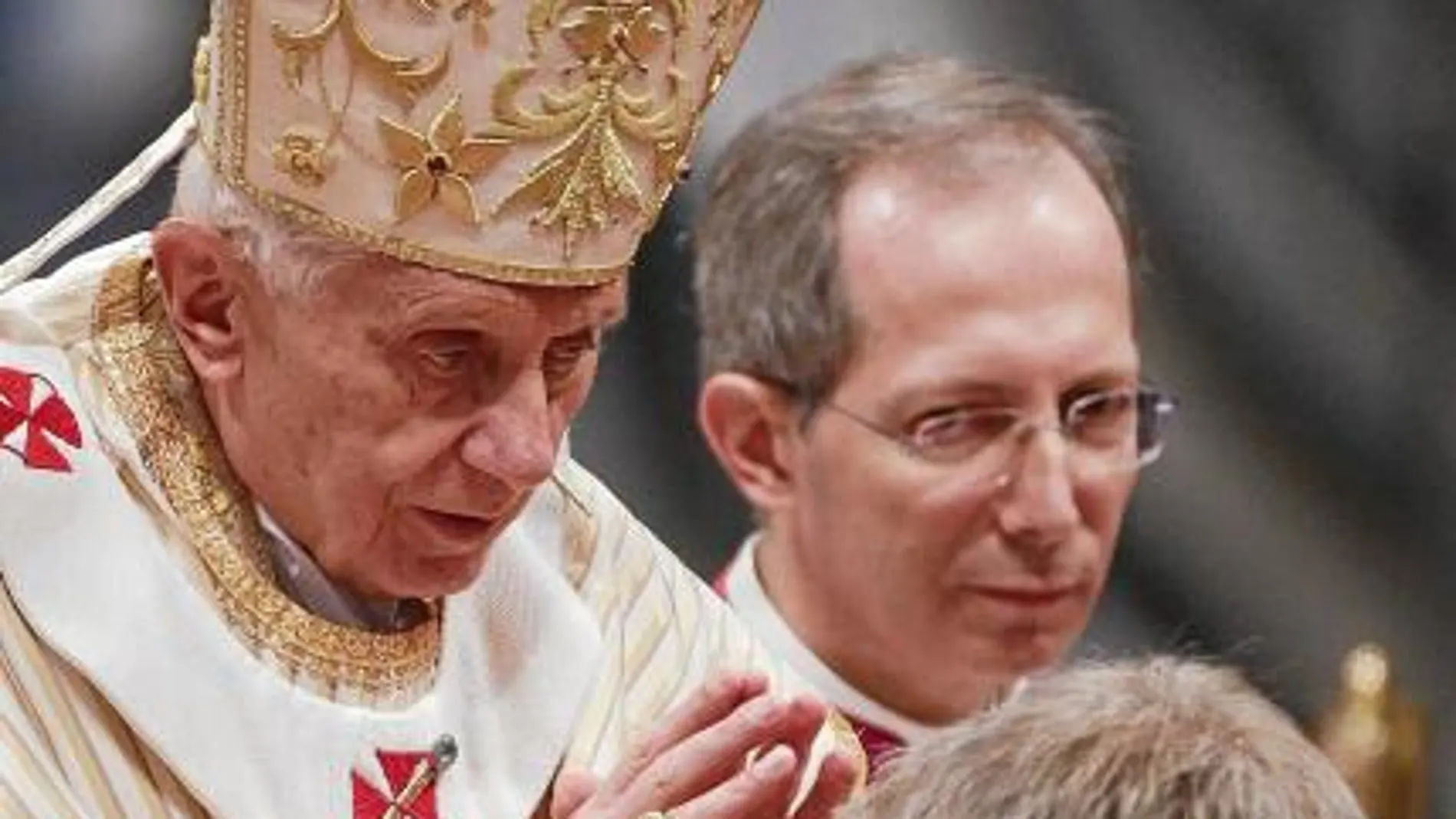 Benedicto XVI, ayer, durante la imposición de manos al nuevo arzobispo Georg Gänswein