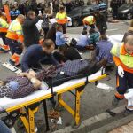Efectivos de los servicios médicos, Policía Municipal y voluntarios atienden a varias de las siete personas que han resultado heridas