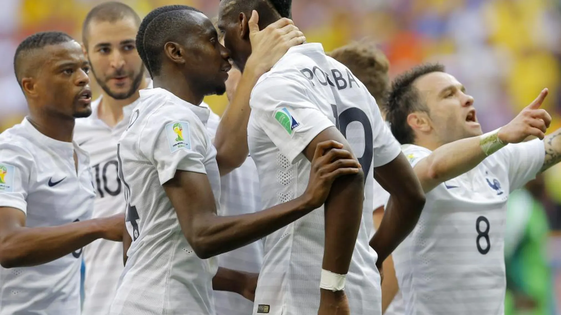 El centrocampista francés Paul Pogba celebra con sus compañeros el gol que ha marcado ante Nigeria