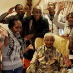 Nelson Mandela durante la celebración de su 90 cumpleaños junto a sus nietos en su casa de Qunu