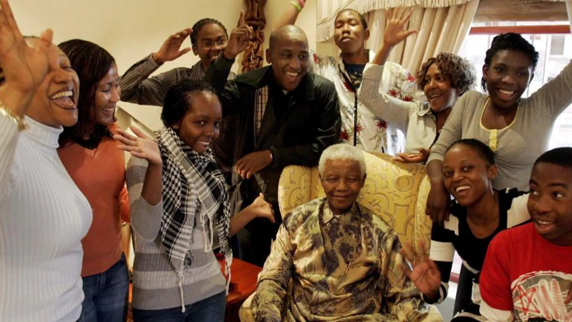 Nelson Mandela durante la celebración de su 90 cumpleaños junto a sus nietos en su casa de Qunu