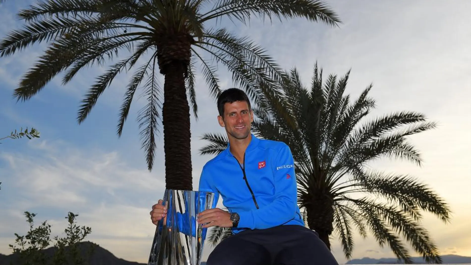 Novak Djokovic posa con el trofeo