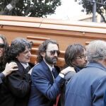 Tomatito, con gafas negras, ayudó a los familiares del guitarrista a llevar el féretro al cementerio donde se depositaría
