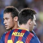 Neymar y Messi se abrazan durante un partido del Barcelona