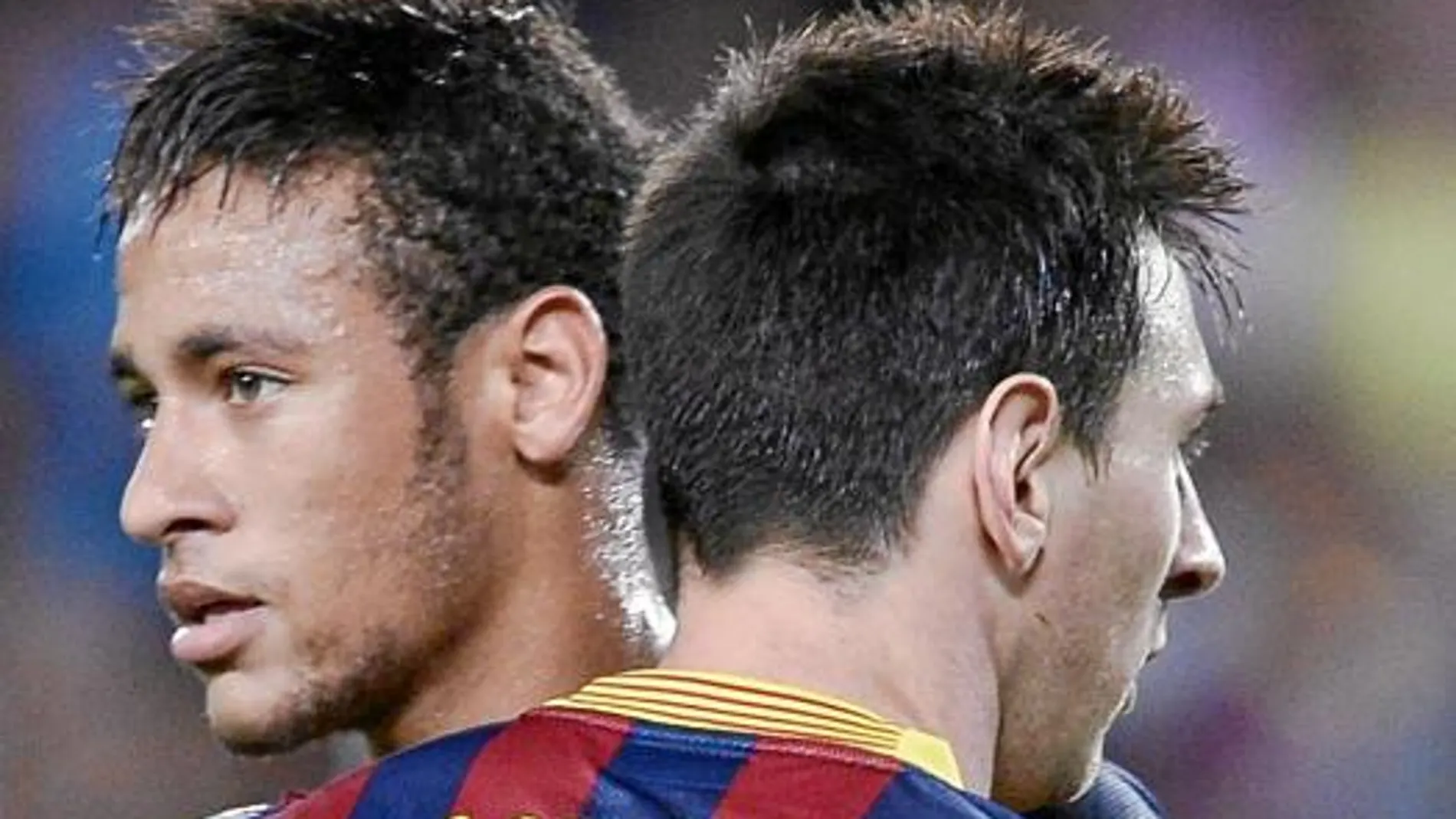 Neymar y Messi se abrazan durante un partido del Barcelona