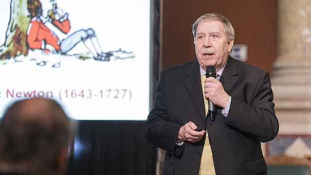 El profesor Hugo Kubinyi durante una conferencia
